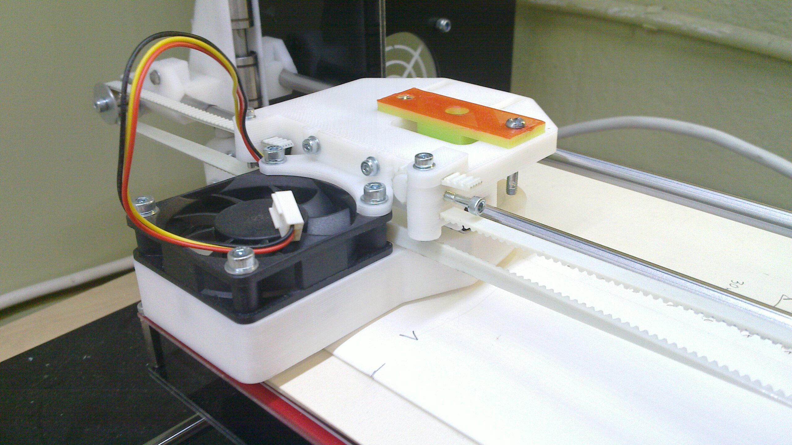 Vinyl cutter blade mounted